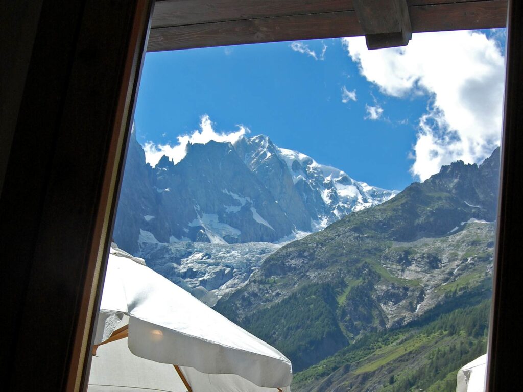 Vista del Monte Bianco da una camera dell'Hotel Aigle, Courmayeur Mont Blanc.