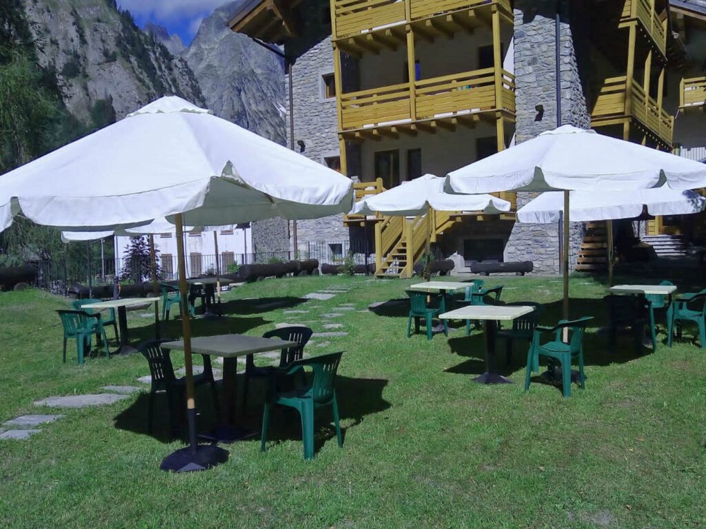 Tavolini nel giardino dell'Hotel Aigle a Courmayeur Mont Blanc.