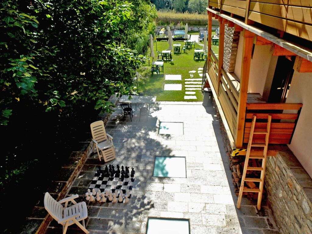 Scorcio dall'alto del giardino dell'Hotel Aigle a Courmayeur Mont Blanc.