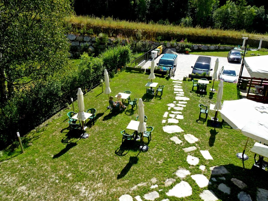 Veduta dall'alto del giardino dell'Hotel Aigle a Courmayeur Mont Blanc.