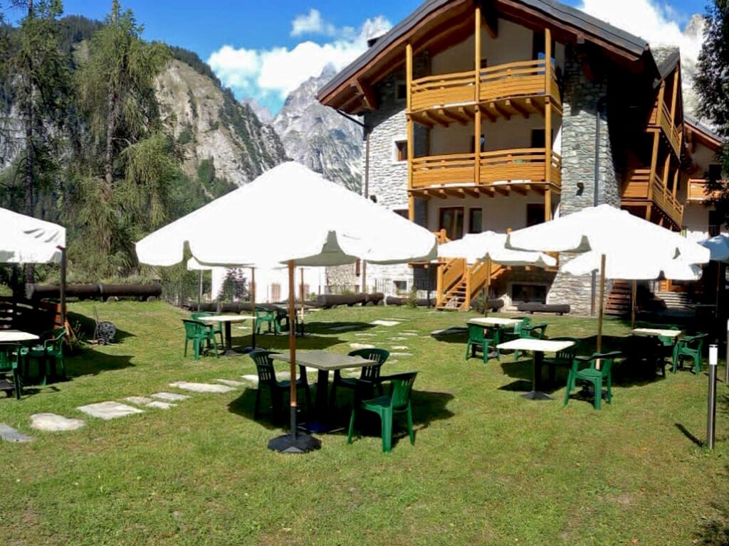 Veduta del Monte Bianco dal giardino dell'Hotel Aigle.