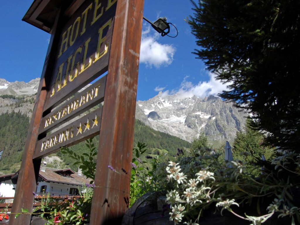 L'insegna dell'Hotel Aigle di Courmayeur Mont Blanc.