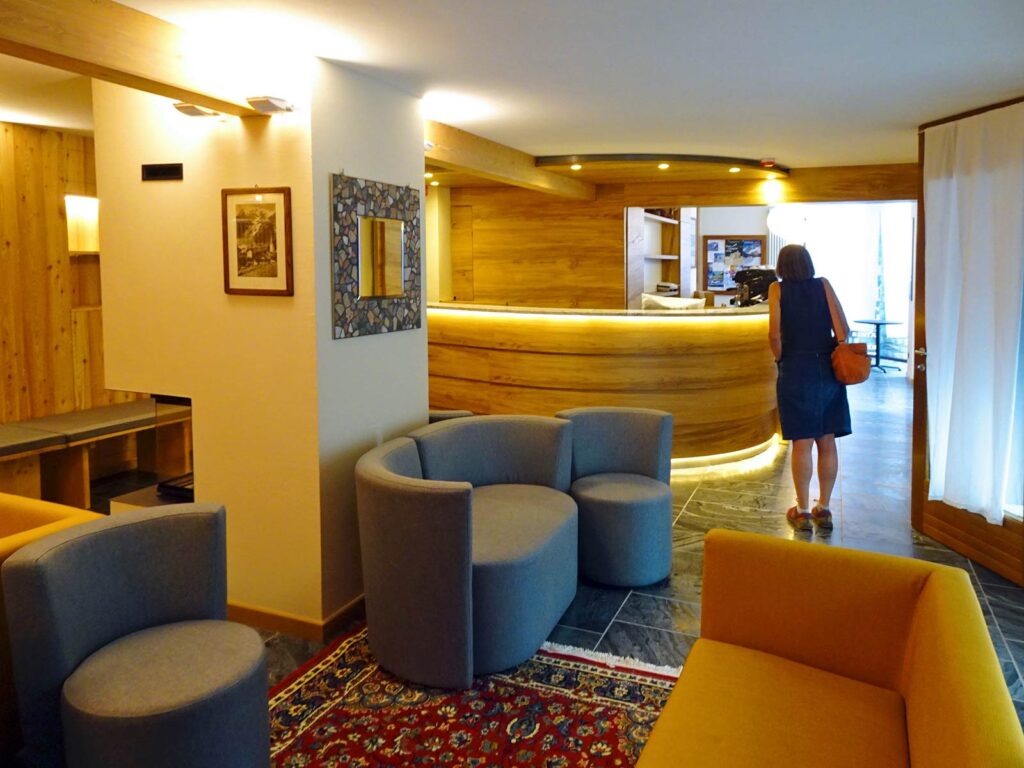 Soggiorno e reception dell'Hotel Aigle a Courmayeur Mont Blanc.