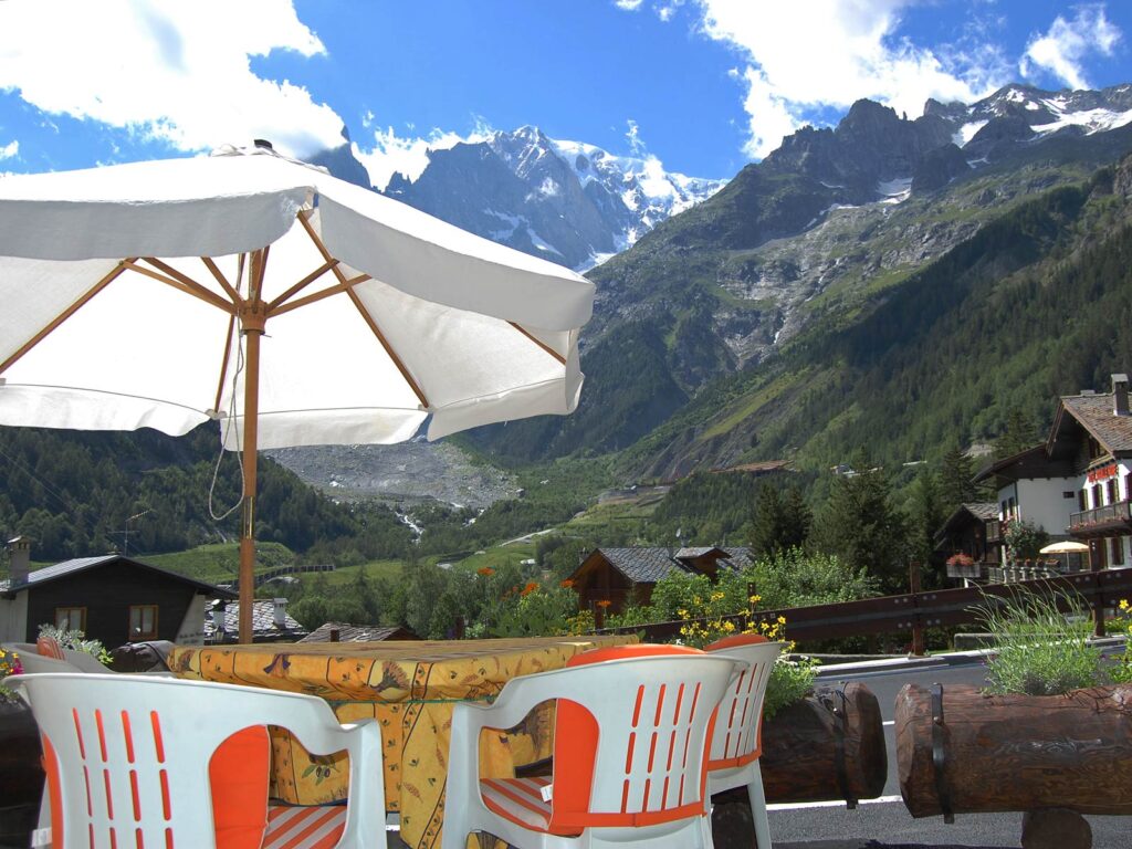 Tavolini con veduta sul Monte Bianco.