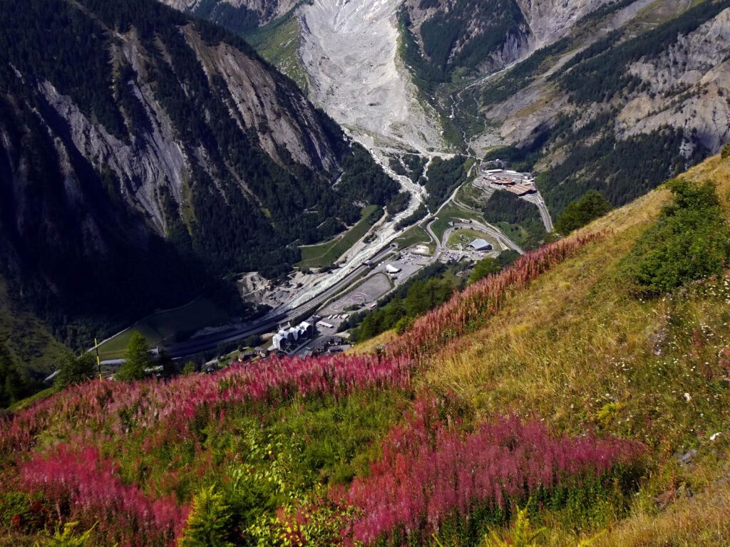 Veduta di Entrèves dall'alto, con entrata traforo e partenza Skyway.