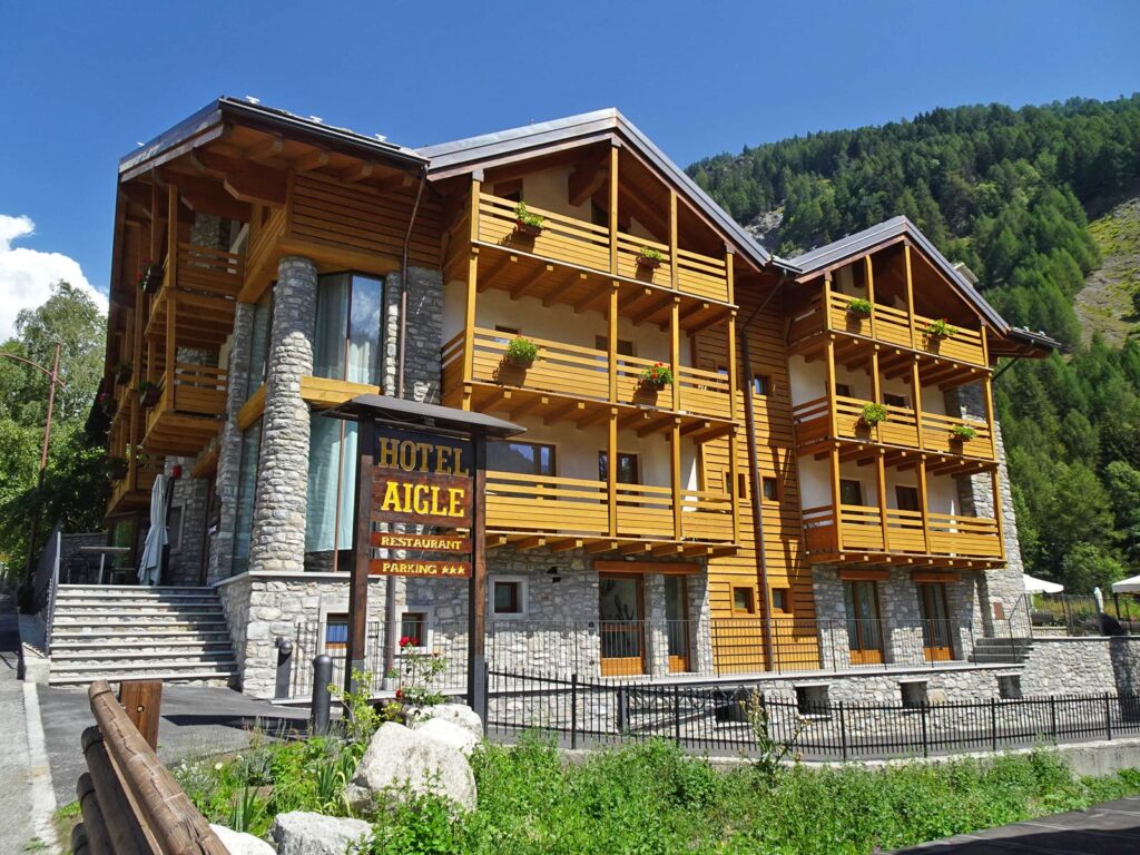 Veduta esterna dell'Hotel Aigle a Courmayeur Mont Blanc.