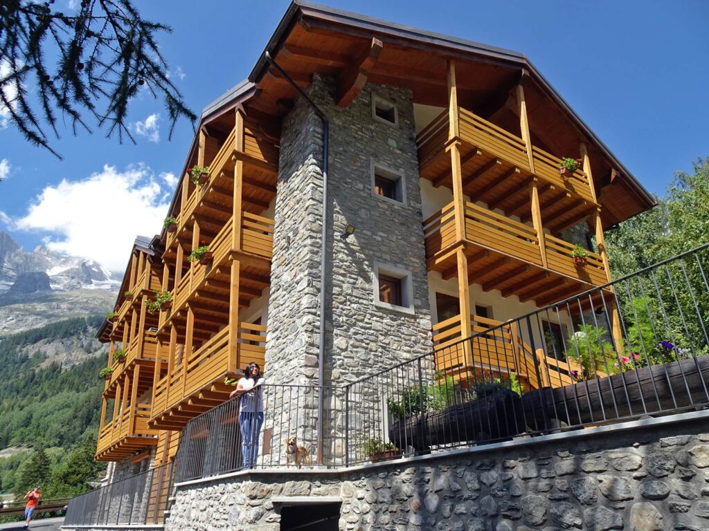 Scorcio posteriore dell'Hotel Aigle a Courmayeur Mont Blanc.