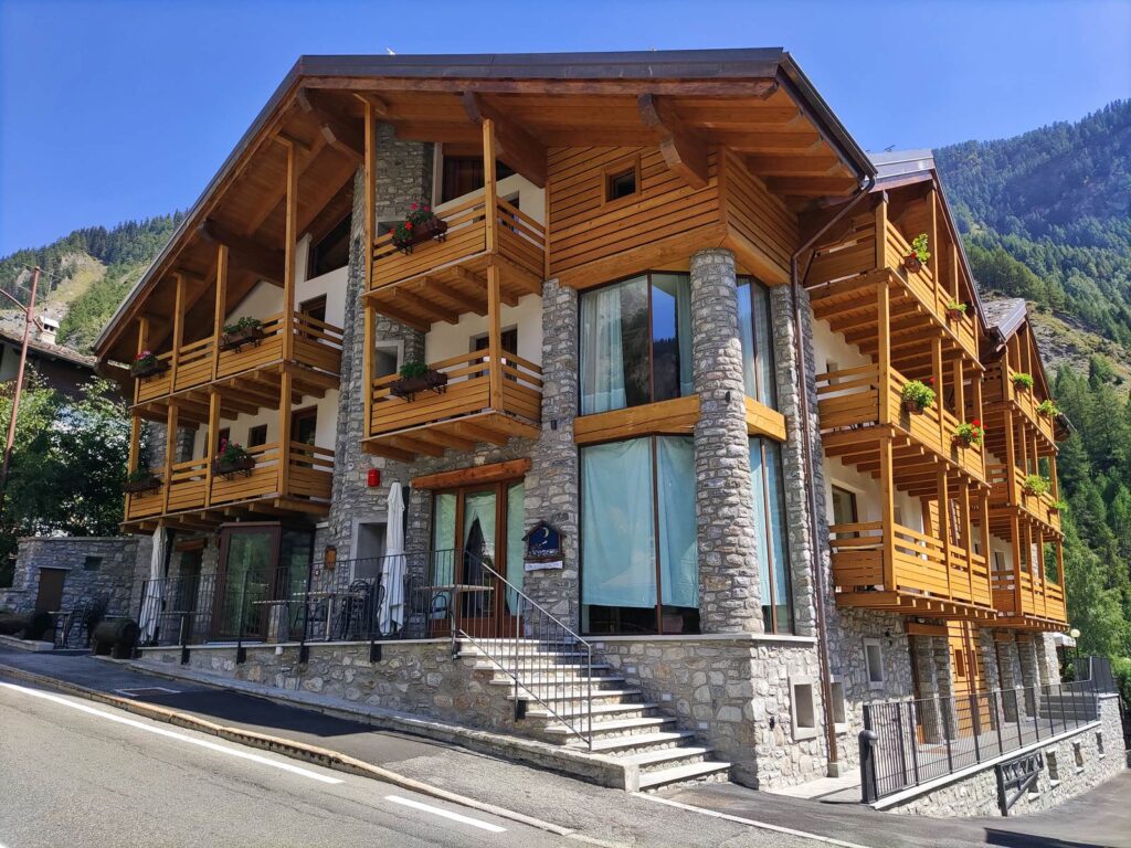 Facciata dell'Hotel Aigle a Courmayeur Mont Blanc.