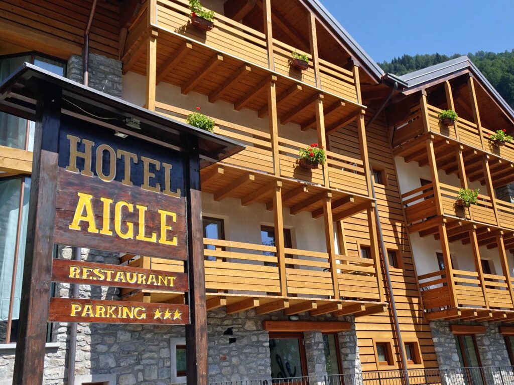 Veduta laterale dell'Hotel Aigle a Courmayeur Mont Blanc.