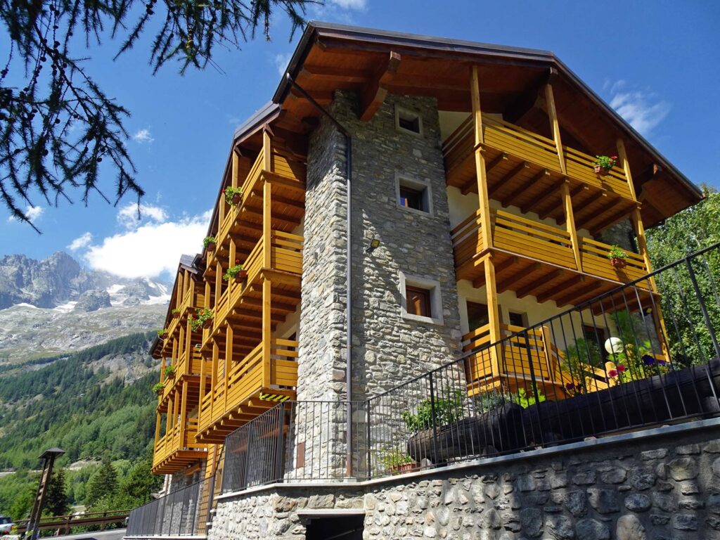 Altro scorcio posteriore dell'Hotel Aigle a Courmayeur Mont Blanc.