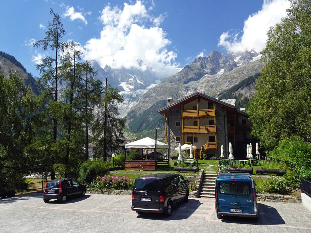 Parcheggio dell'Hotel Aigle a Courmayeur Mont Blanc.