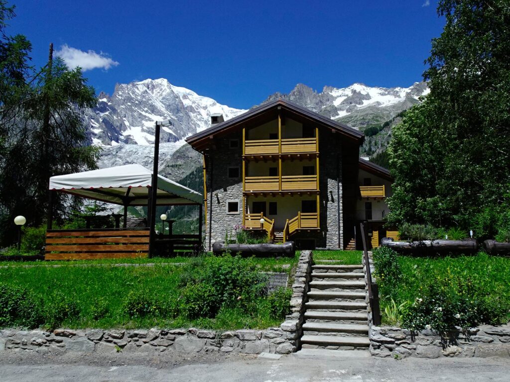 Back view of the Hotel Aigle.