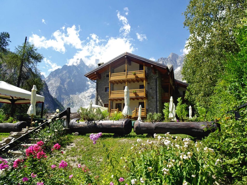 Veduta sul retro dell'Hotel Aigle a Courmayeur Mont Blanc.