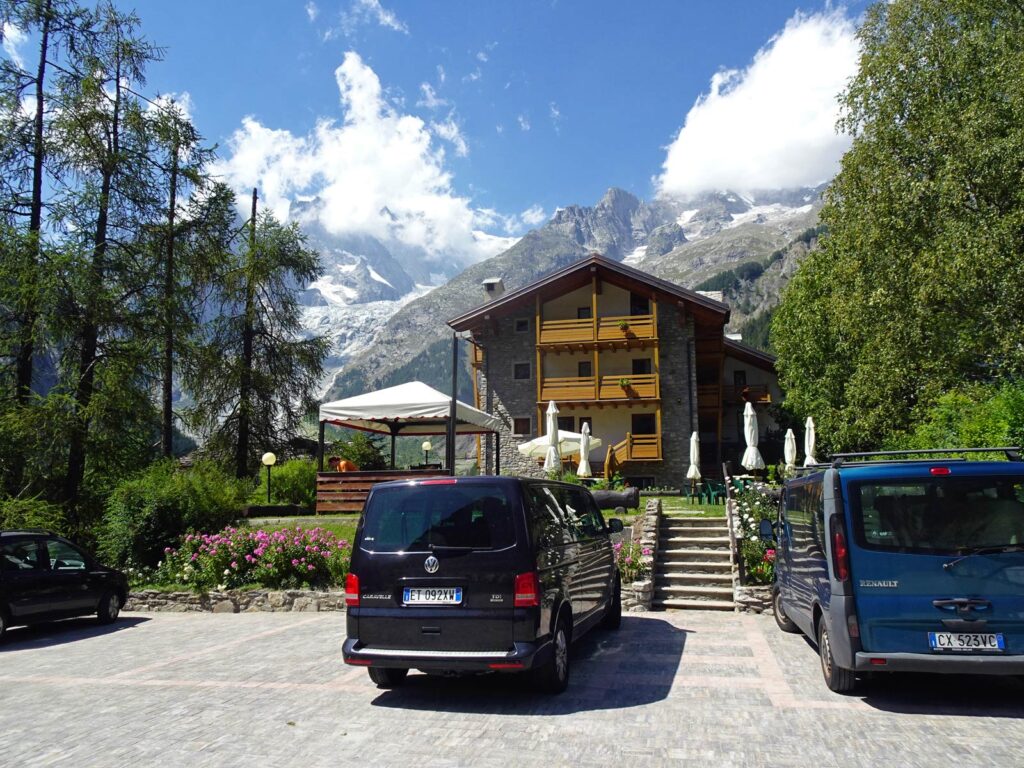 Il parcheggio dell'Hotel Aigle con la vista sul Monte Bianco.