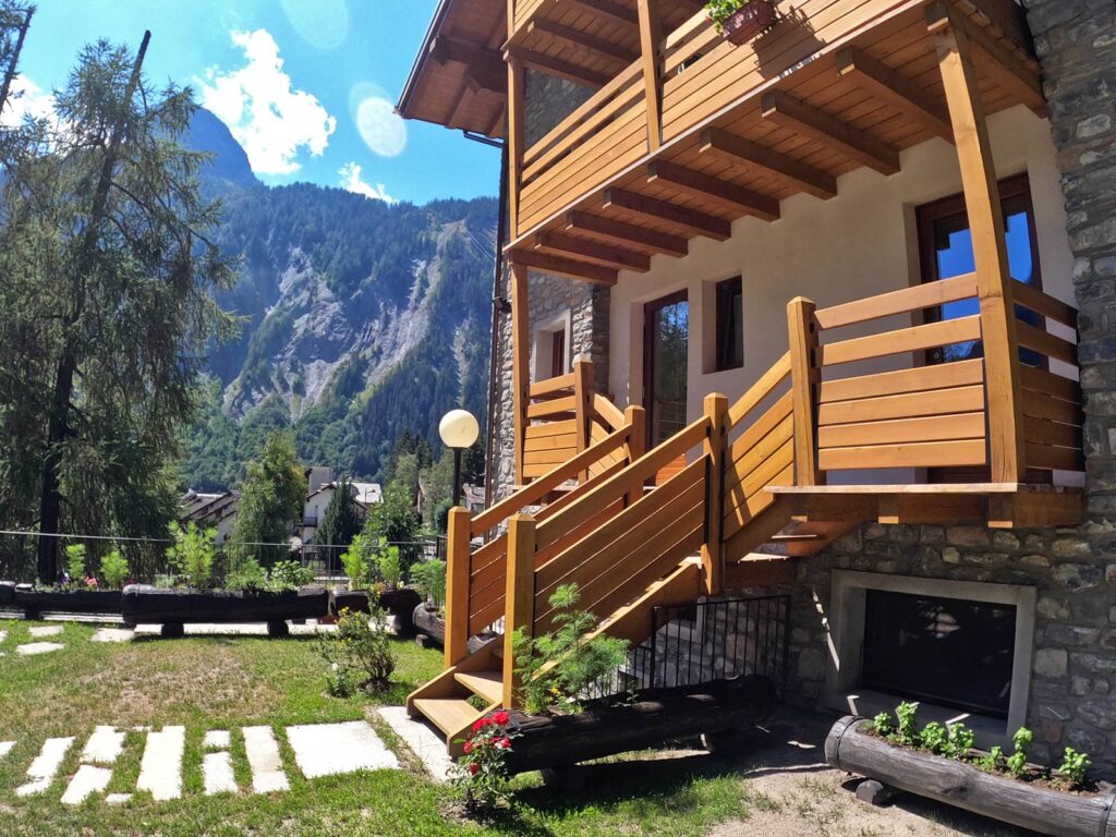 Scorcio del retro dell'Hotel Aigle a Courmayeur Mont Blanc.