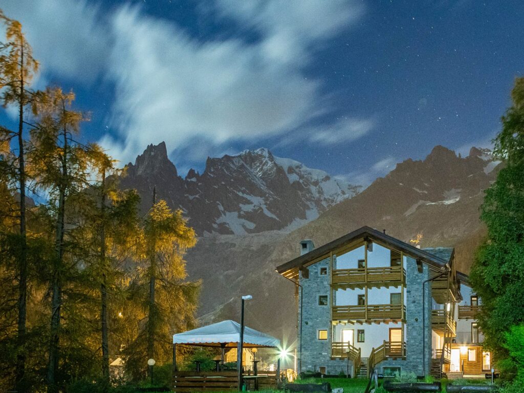 Night view of the Hotel Aigle.