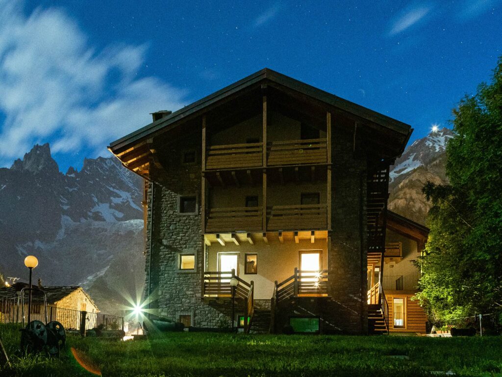 Veduta notturna dell'Hotel Aigle a Courmayeur Mont Blanc.