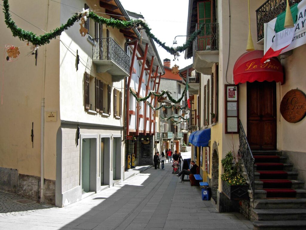 Veduta di via Roma a Courmayeur Mont Blanc.