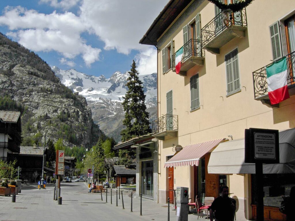 Angolo di via Roma a Courmayeur Mont Blanc.